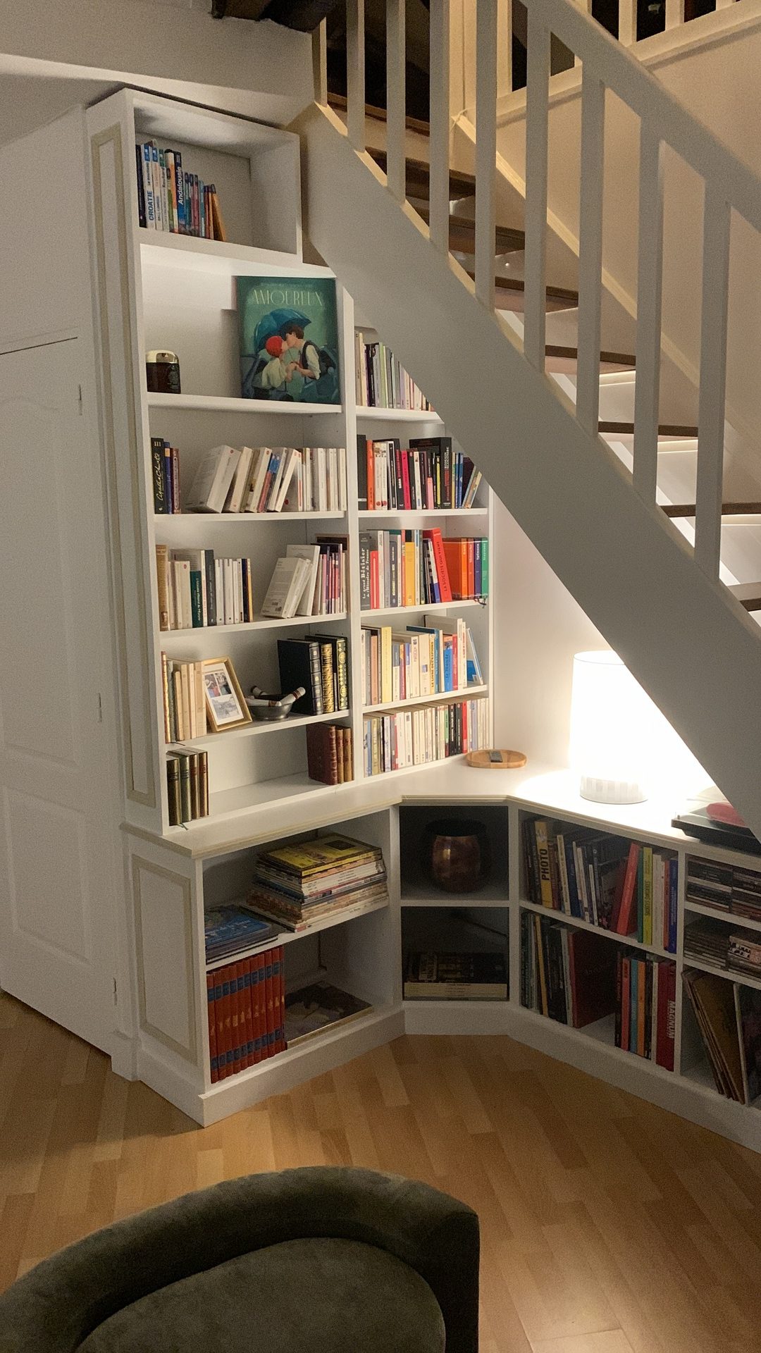 bibliotheque sous escalier